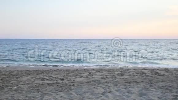 日落时分美丽的女人独自走在天堂海滩上视频的预览图