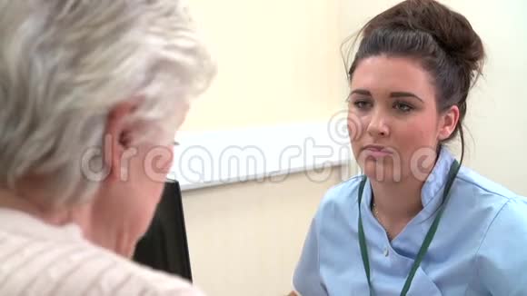 护士与老年女性病人讨论视频的预览图