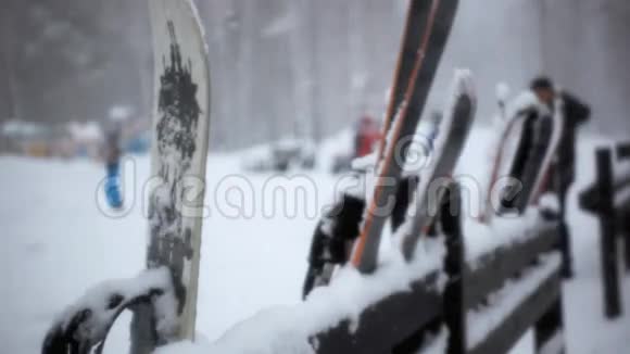 站在木架上的滑雪板和滑雪板视频的预览图