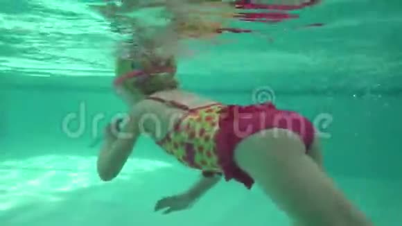 小女孩在水下视频的预览图
