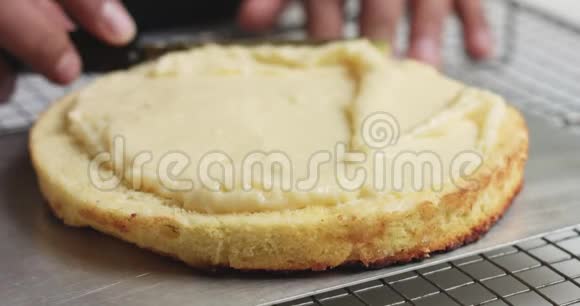 在蛋糕上加入奶油和水果视频的预览图