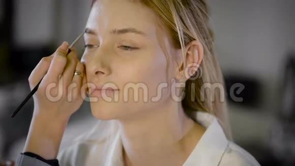 年轻女子化妆做沙龙模特视频的预览图