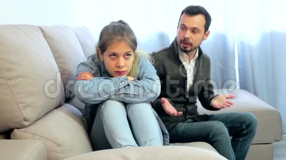 年轻的父亲在家里和女儿十几岁的孩子吵架视频的预览图