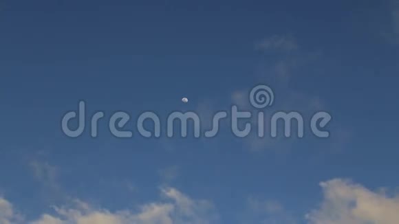 快速移动的云卡利比的天空时间流逝视频的预览图