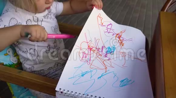 小女孩在画画视频的预览图