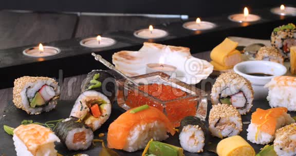 日本各种食物的多利景观寿司黑吉里生鱼片视频的预览图