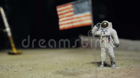宇航员或宇航员在月球上工作视频的预览图