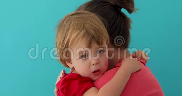 妈妈抱着可爱的小孩子视频的预览图