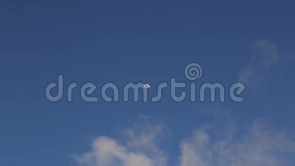 快速移动的云卡利比的天空时间流逝视频的预览图