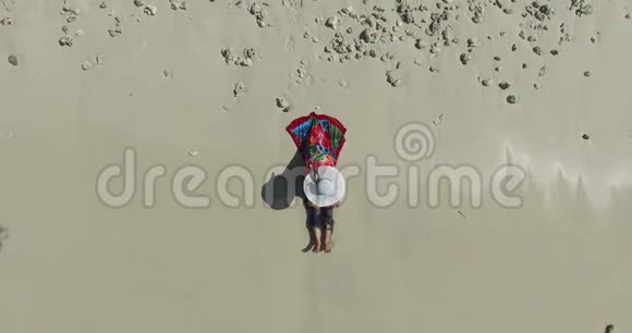 热带岛屿的女人视频的预览图