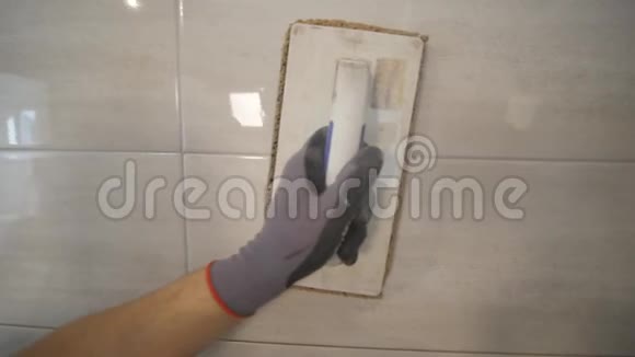 在厨房的墙上放赋格曲的工人瓷砖灌浆视频的预览图