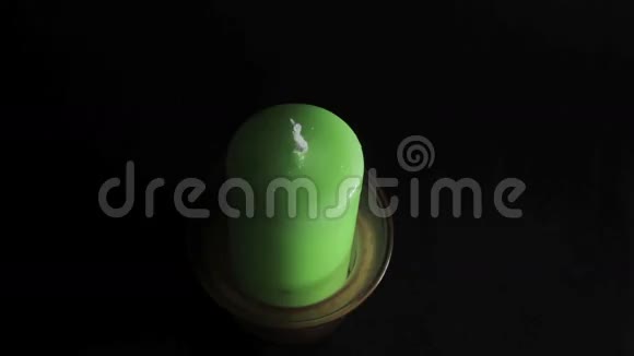 黑色背景上的绿色蜡烛视频的预览图