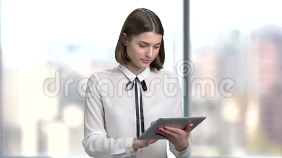 漂亮的年轻女人在做数字平板电脑视频的预览图