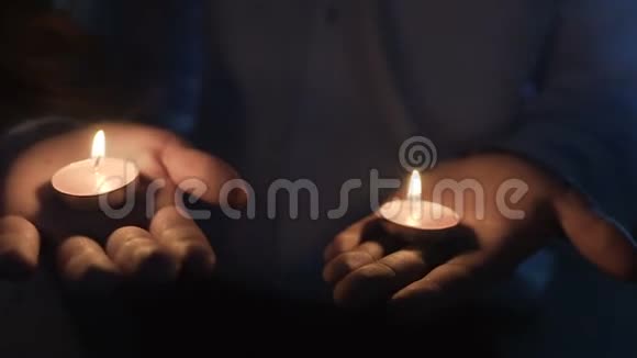 晚上手里拿着蜡烛视频的预览图