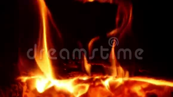 在家庭壁炉里生火视频的预览图