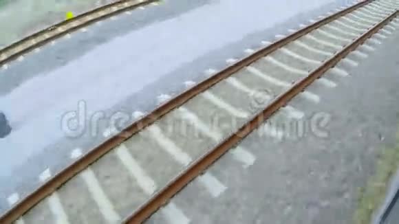 从铁路的移动列车上看视频的预览图