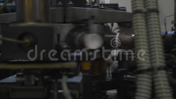咖啡或茶用纸杯的制造工艺旋转机器部件视频的预览图