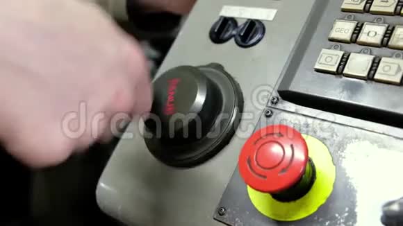 在数控机床控制面板上工作金工铣床切割金属现代加工技术视频的预览图