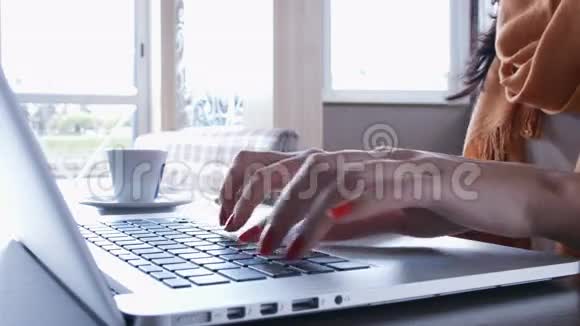 咖啡馆里的女孩双手触摸笔记本电脑键盘上的打字视频的预览图