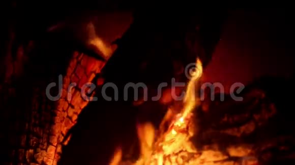 在家庭壁炉里生火视频的预览图