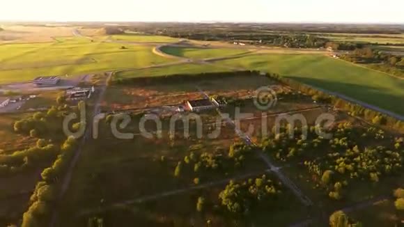 大工业管道夏季景观空中镜头视频的预览图