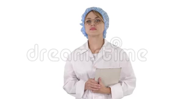 女医生拿着药片走在白色的背景上视频的预览图