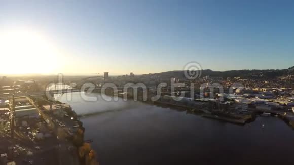 波特兰航空城市景观弗里蒙特大桥火车场视频的预览图