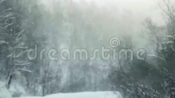 在降雪时汽车在雪道上缓慢行驶1920x1080视频的预览图