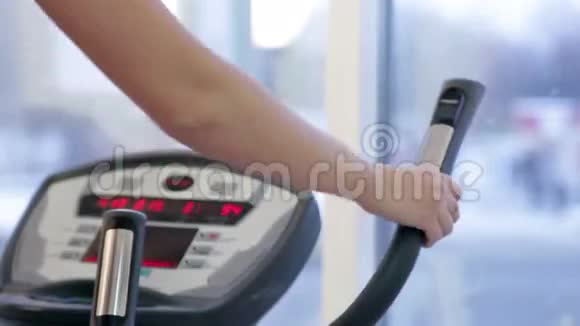 年轻女子在健身房的特写训练视频的预览图