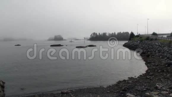 游艇在阿拉斯加的背景海岸道路上航行在太平洋平静的水面上视频的预览图