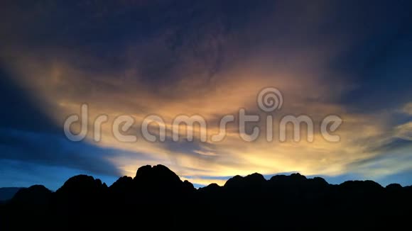 时光流逝美丽的日落在群山后面视频的预览图