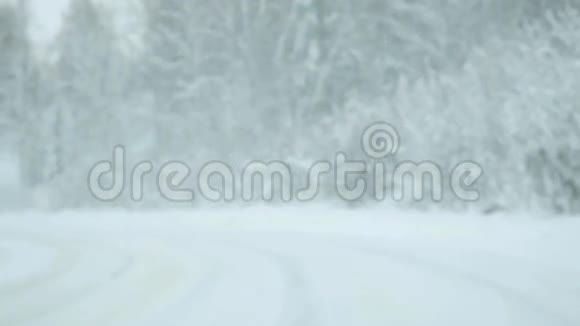 在降雪时汽车在雪道上缓慢行驶1920x1080视频的预览图