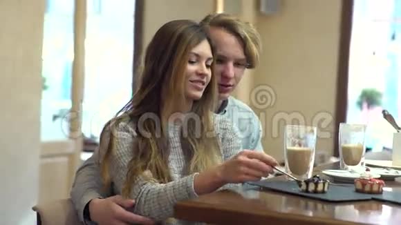 学生夫妇在咖啡馆里聊天视频的预览图