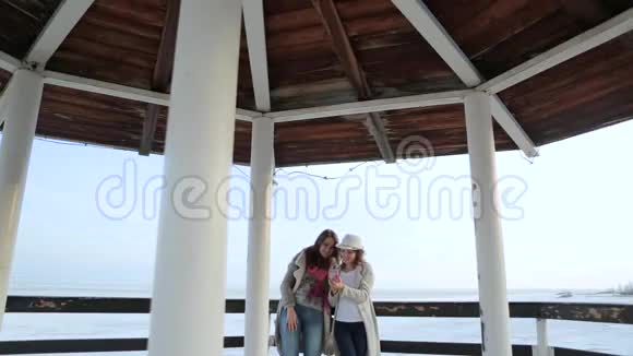 两个年轻女子站在灯塔上旅游和休闲视频的预览图