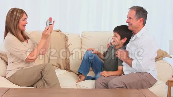 祖父母和他们的孙子带着相机视频的预览图