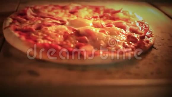 传统烤箱烤披萨快关门高清高清视频的预览图