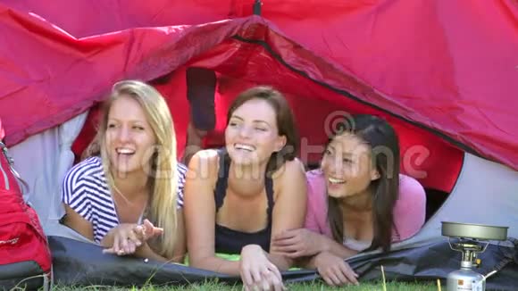 三位年轻女子一起露营度假视频的预览图