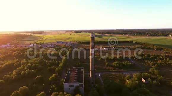 大工业管道夏季景观空中镜头视频的预览图