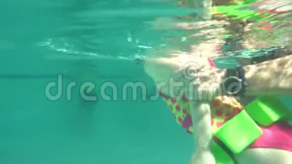 小女孩在水下视频的预览图