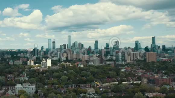 在一个大都市城市建立住宅区的空中拍摄视频的预览图