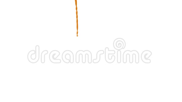 一股非常美丽的橙色液体类似于糖浆或柠檬水落在屏幕上慢速射击视频的预览图