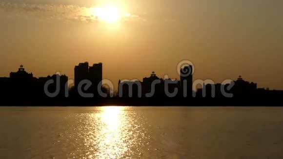 城市在美丽的日落附近的河流视频的预览图