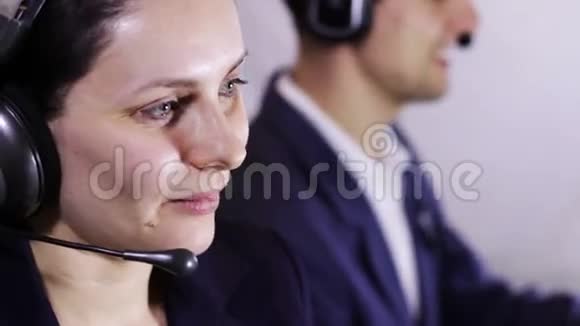 呼叫中心接线员与客户交谈视频的预览图