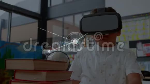 与带VR耳机的男生建立联系网络视频的预览图