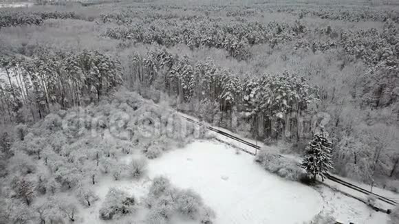 白雪覆盖的冬日木巷有一条路视频的预览图