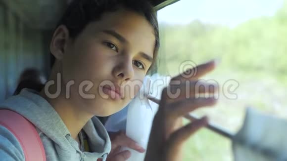 悲伤的女孩望着火车窗外旅游运输铁路概念少女错过火车旅行视频的预览图