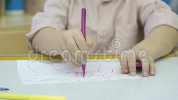 无名小女孩用毛毡尖画画视频的预览图