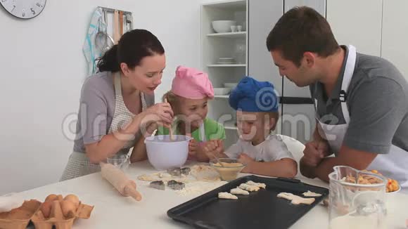父母和孩子一起烘焙视频的预览图
