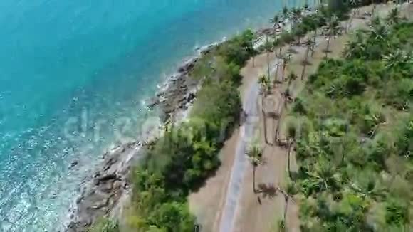 海景海岸线和岛上有棕榈树视频的预览图