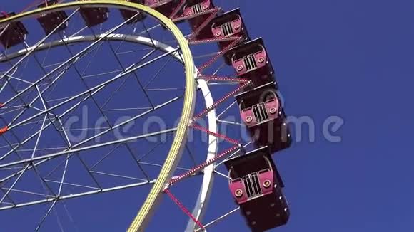 游乐园摩天轮旋转木马摆动视频的预览图